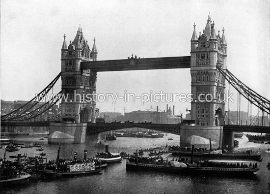 Street Scenes - Great Britain - England - London - Central London - The 