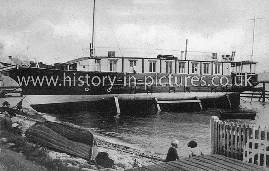 Street Scenes - Great Britain - England - Essex - Leigh on Sea - Essex  Yacht Club, Leigh-On-Sea, Essex.  - Old and Local Historic Pictures  Around the UK - History in Pictures